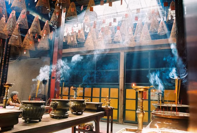 Chùa Bà Thiên Hậu Đây là một trong những địa chỉ du lịch văn hóa nổi tiếng dành cho du khách khi đến Sài Gòn. Chùa còn là điểm sinh hoạt tâm linh quan trọng đối với người Hoa ở Sài Gòn. Không chỉ những ngày cận Tết mà trong năm, nơi đây cũng thu hút nhiều bạn trẻ đến chụp ảnh vì không gian kiến trúc đặc trưng của người Hoa. Ảnh: Nhã Trần.