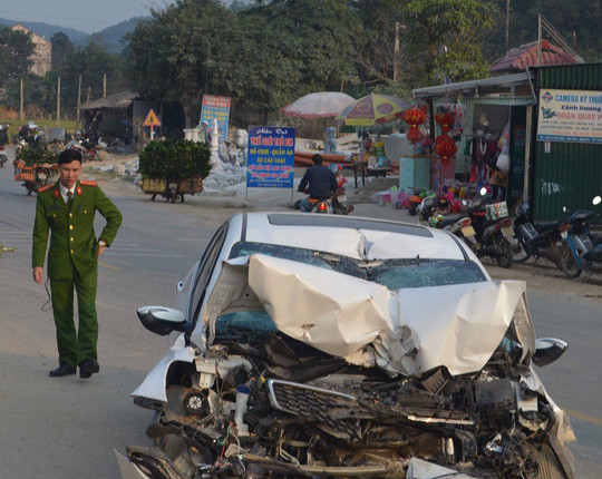 Phần đầu chiếc xe con dập nát sau vụ tai nạn kinh hoàng. Phần đầu chiếc xe con dập nát sau vụ tai nạn kinh hoàng.