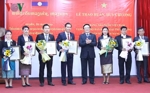 Ông Hoàng Bình Quân (thứ 4 từ phải sang) chụp ảnh lưu niệm với các đồng chí được tặng Kỷ niệm chương lần này.