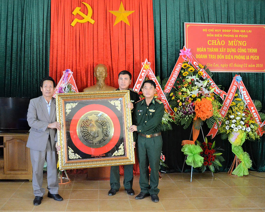 Bí thư Huyện ủy Chư Prông Bùi Viết Hội tặng quà chúc mừng cho Đồn Biên phòng 727. Ảnh: P.L