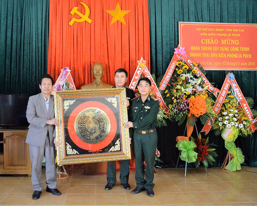 Bí thư Huyện ủy Chư Prông Bùi Viết Hội tặng quà chúc mừng cho Đồn Biên phòng 727. Ảnh: P.L