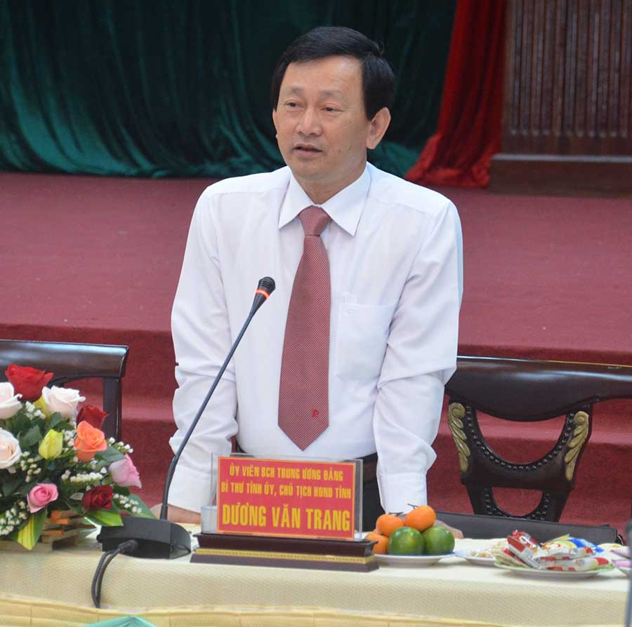 Đồng chí Dương Văn Trang-Ủy viên Ban Chấp hành Trung ương Đảng, Bí thư Tỉnh ủy, Chủ tịch HĐND tỉnh trò chuyện thân mật cùng các đội ngũ trí thức, văn nghệ sĩ, phóng viên báo đài tại buổi gặp mặt. Ảnh: Phương Linh