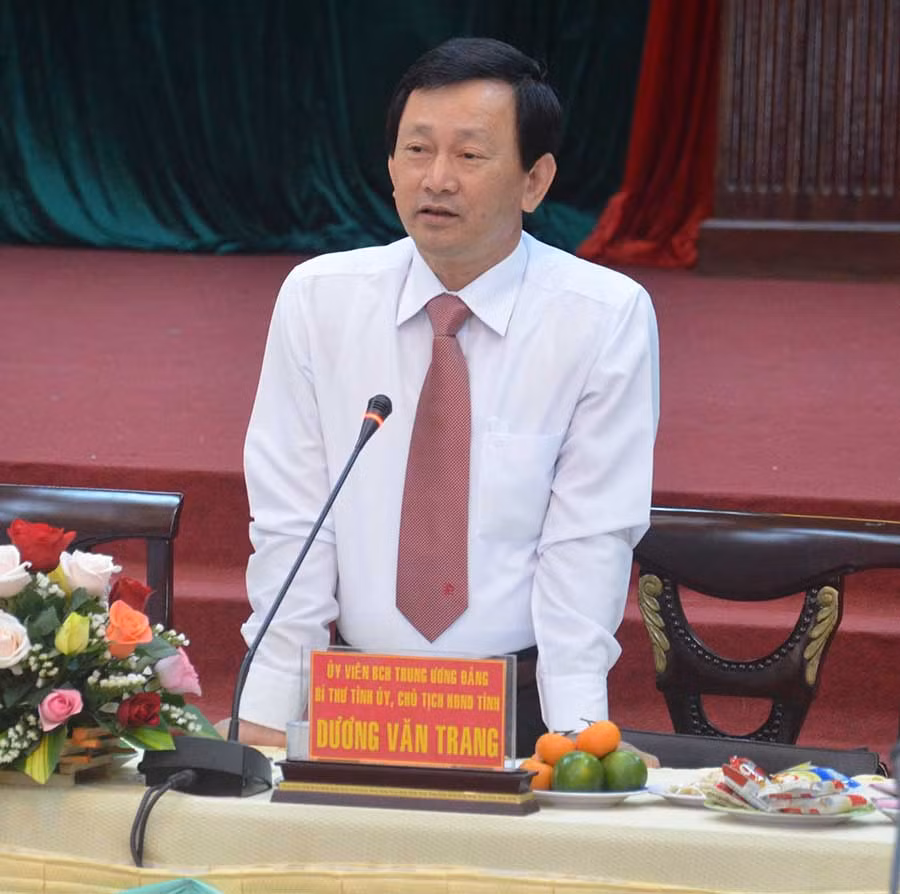 Đồng chí Dương Văn Trang-Ủy viên Ban Chấp hành Trung ương Đảng, Bí thư Tỉnh ủy, Chủ tịch HĐND tỉnh trò chuyện thân mật cùng các đội ngũ trí thức, văn nghệ sĩ, phóng viên báo đài tại buổi gặp mặt. Ảnh: Phương Linh