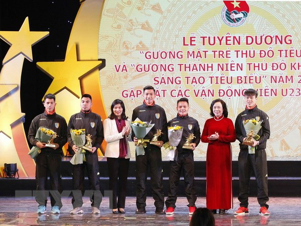 Đồng chí Ngô Thị Thanh Hằng, Ủy Viên Trung ương Đảng, Phó Bí thư Thường trực Thành ủy Hà Nội vinh danh các cầu thủ Hà Nội tham gia đội tuyển bóng đá U23. 