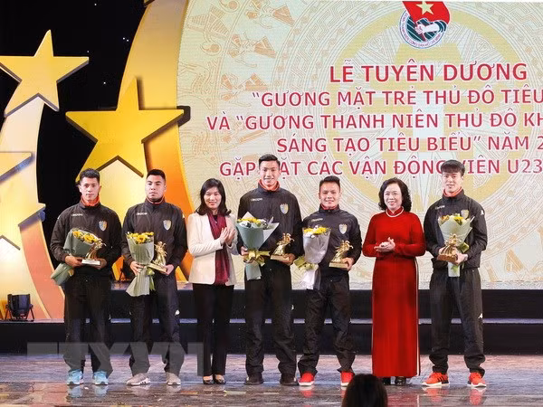 Đồng chí Ngô Thị Thanh Hằng, Ủy Viên Trung ương Đảng, Phó Bí thư Thường trực Thành ủy Hà Nội vinh danh các cầu thủ Hà Nội tham gia đội tuyển bóng đá U23. 