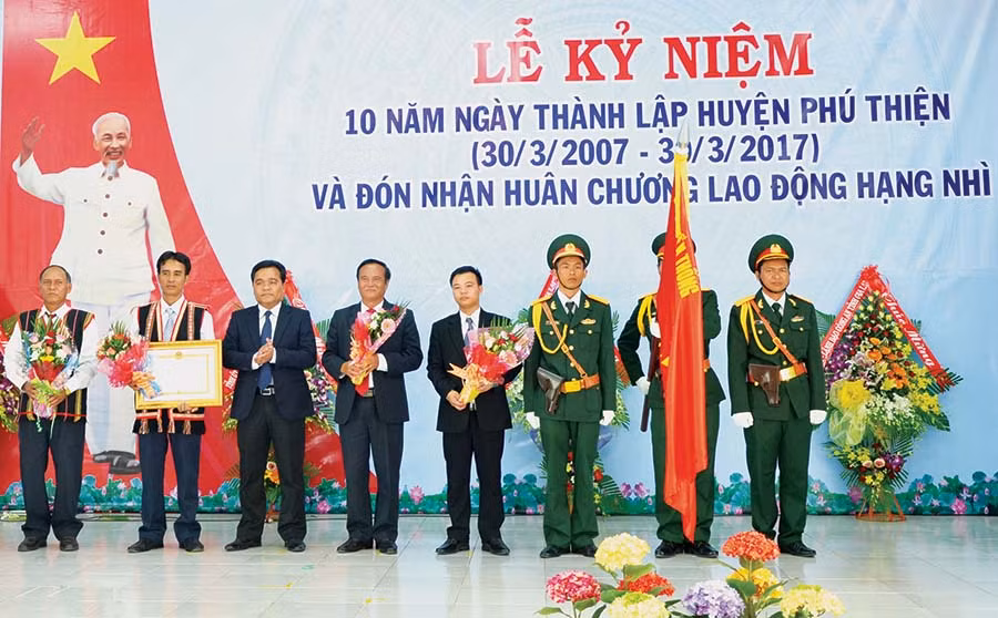  Huyện Phú thiện đón nhận Huân chương Lao động hạng nhì.