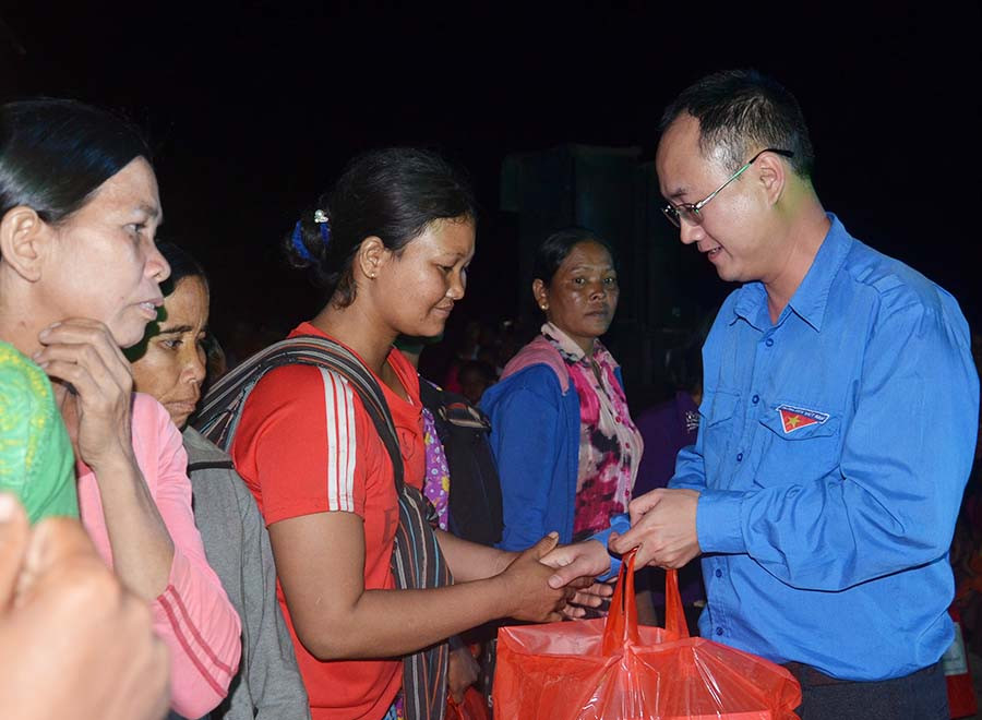 Anh Phan Hồ Giang-Phó Bí thư Tỉnh Đoàn tặng 50 suất quà cho các gia đình khó khăn của xã Ia Mơr. Ảnh: P.L