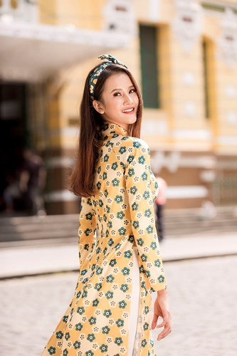 Họa tiết của mẫu áo dài được lấy cảm hứng từ hoa văn của những viên gạch trong nhà cổ, đây là bộ sưu tập của NTK Thủy Nguyễn từng gây ấn tượng tại Tuần lễ Thời trang Quốc tế Việt Nam Thu Đông 2017. Họa tiết của mẫu áo dài được lấy cảm hứng từ hoa văn của những viên gạch trong nhà cổ, đây là bộ sưu tập của NTK Thủy Nguyễn từng gây ấn tượng tại Tuần lễ Thời trang Quốc tế Việt Nam Thu Đông 2017.