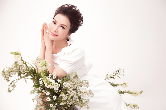 Hơn nữa, ngoài vẻ đẹp tự nhiên, cô cô cũng khéo léo trong cách trang điểm để dễ dàng ăn gian tuổi. Cách tô son ombre và nhấn với son bóng làm cho làn môi của nữ MC thêm căng mọng và thu hút hơn. Hơn nữa, ngoài vẻ đẹp tự nhiên, cô cô cũng khéo léo trong cách trang điểm để dễ dàng ăn gian tuổi. Cách tô son ombre và nhấn với son bóng làm cho làn môi của nữ MC thêm căng mọng và thu hút hơn.
