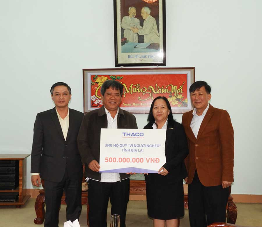  Công ty cổ phần Ô tô Trường Hải trao số tiền 500 triệu đồng ủng hộ Quỹ an sinh xã hội tại Gia Lai. Ảnh: T.N