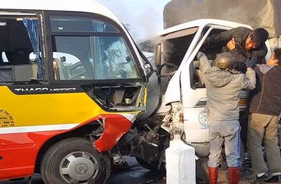 Đưa tài xế xe tải ra khỏi xe tai nạn.