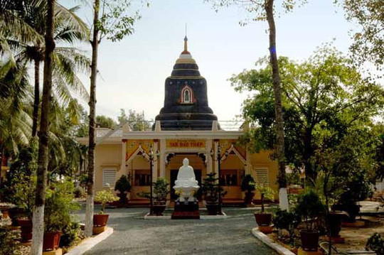 Pháp Bảo Tự (44 Lý Thường Kiệt, Mỹ Tho, Tiền Giang) nằm trong cụm bốn chùa ở Mỹ Tho, với khuôn viên rộng rãi, yên tĩnh. Đặc biệt, chùa đang lưu giữ một viên Xá lợi của Đức Phật Thích Ca do Giáo hội Phật giáo Srilanka tặng trước năm 1975, nhận được nhiều sự quan tâm của các Phật tử. Pháp Bảo Tự (44 Lý Thường Kiệt, Mỹ Tho, Tiền Giang) nằm trong cụm bốn chùa ở Mỹ Tho, với khuôn viên rộng rãi, yên tĩnh. Đặc biệt, chùa đang lưu giữ một viên Xá lợi của Đức Phật Thích Ca do Giáo hội Phật giáo Srilanka tặng trước năm 1975, nhận được nhiều sự quan tâm của các Phật tử.