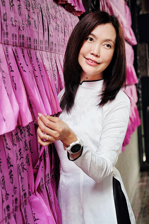 Phái đẹp có thể diện chiếc áo dài truyền thống rồi làm duyên bên những câu đối biển tự màu đỏ hay bùa cầu an. Đến đây, bạn cũng có thể cầu nguyện cho một năm mới bình an, hạnh phúc. Ảnh: Vu Patrick. Phái đẹp có thể diện chiếc áo dài truyền thống rồi làm duyên bên những câu đối biển tự màu đỏ hay bùa cầu an. Đến đây, bạn cũng có thể cầu nguyện cho một năm mới bình an, hạnh phúc. Ảnh: Vu Patrick.