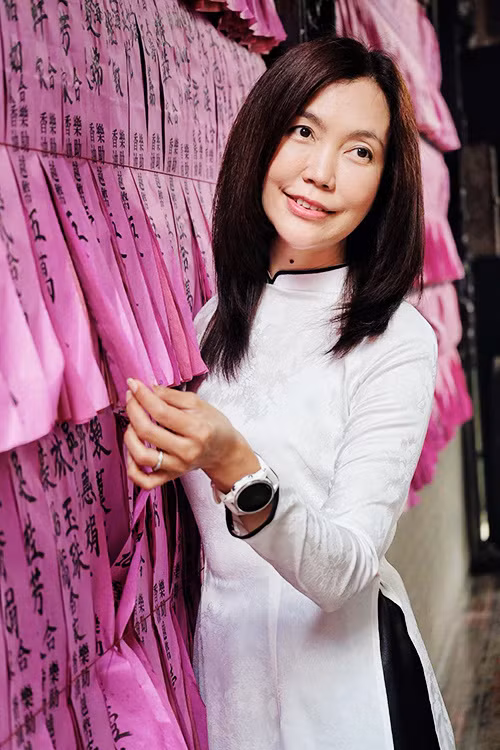  Phái đẹp có thể diện chiếc áo dài truyền thống rồi làm duyên bên những câu đối biển tự màu đỏ hay bùa cầu an. Đến đây, bạn cũng có thể cầu nguyện cho một năm mới bình an, hạnh phúc. Ảnh: Vu Patrick.