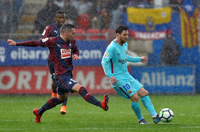 Barcelona (phải) đã vượt qua Eibar để tiếp tục duy trì mạch bất bại ở La Liga.