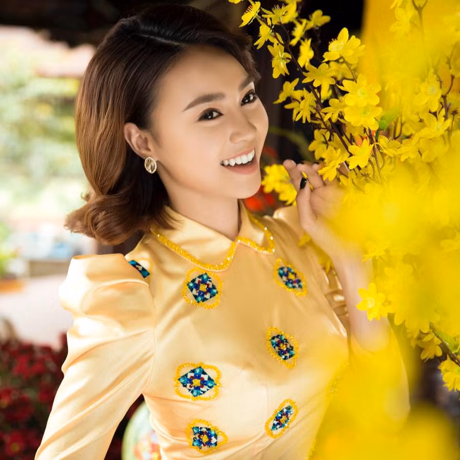  Nữ diễn viên Ninh Dương Lan Ngọc lựa chọn kiểu tóc với chiều dài ngắn hơn, được uốn xoăn phần đuôi. Cô kết hợp tinh tế với khuyên tai bản nhỏ.