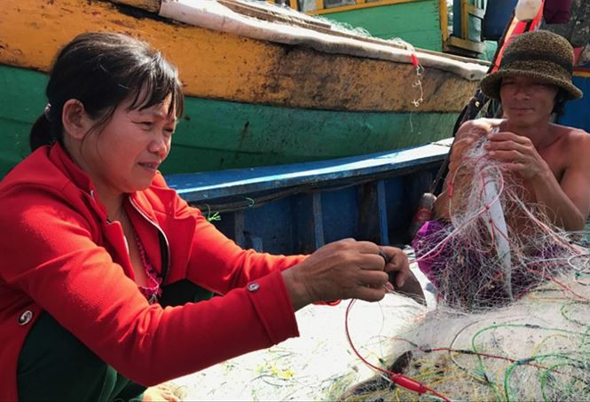 Vợ chồng chị Tám gỡ những con cá còn sót lại ở những thớt lưới không bị sóng cuốn trôi. Vợ chồng chị Tám gỡ những con cá còn sót lại ở những thớt lưới không bị sóng cuốn trôi.