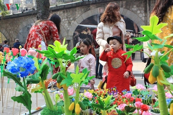 Nhiều bố mẹ dẫn theo con cái ra chợ du xuân và tìm những món quà cần thiết cho ngày Tết.