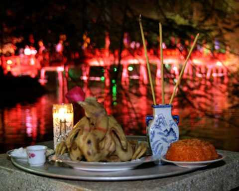 Mâm cúng đêm giao thừa ngoài trời.