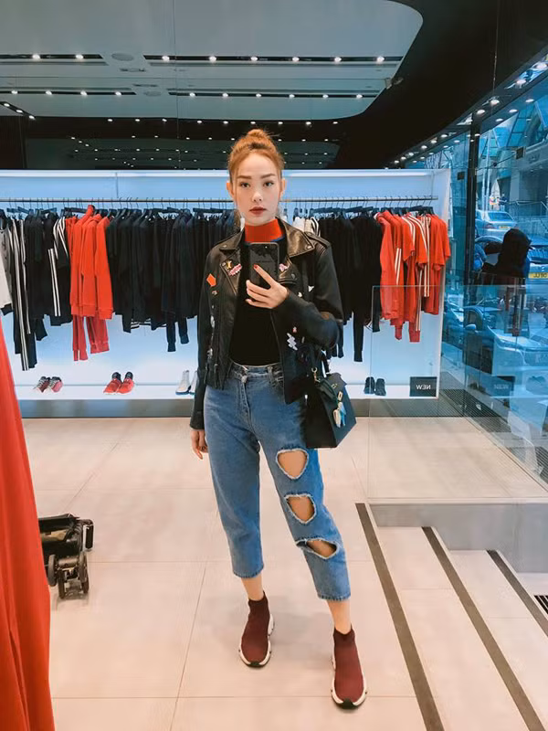 Khi đi du lịch đầu năm, Minh Hằng cũng chọn những món đồ đơn giản và phối hợp theo phong cách menswear để giúp mình trở nên năng động hơn.