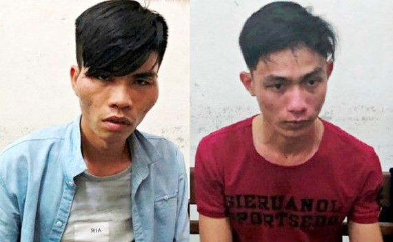 2 đối tượng Lĩnh và Phúc (áo đỏ) tại cơ quan công an.