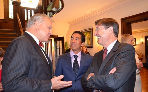 Trợ lý Bộ trưởng Ngoại giao Tô Anh Dũng (giữa) trò chuyện cùng Thượng nghị sĩ Marc Harb và cựu Đại sứ Canada tại Việt Nam.