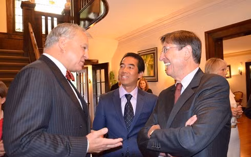 Trợ lý Bộ trưởng Ngoại giao Tô Anh Dũng (giữa) trò chuyện cùng Thượng nghị sĩ Marc Harb và cựu Đại sứ Canada tại Việt Nam.