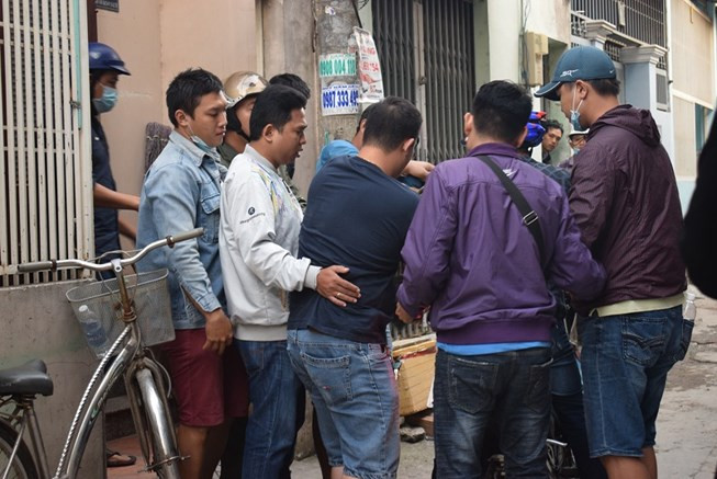 Đặc nhiệm thuyết phục khống chế thành công thanh niên cướp taxi chạy vào nhà dân cố thủ.