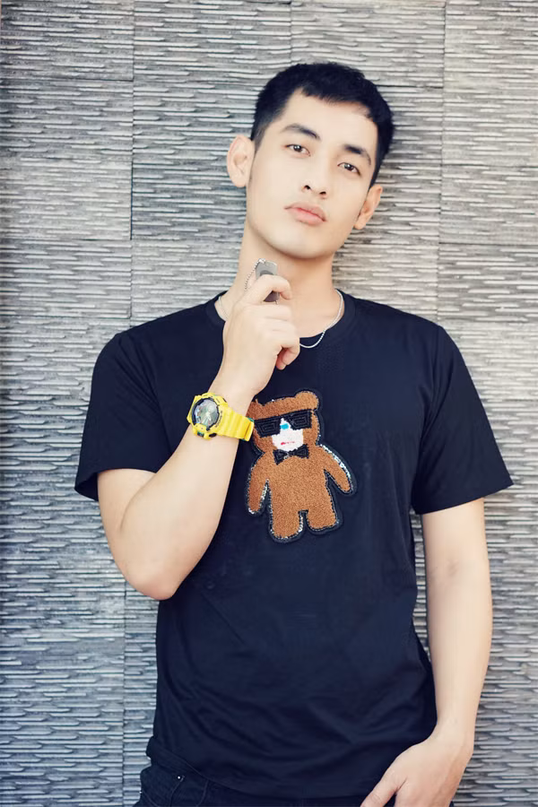 Bộ sưu tập sử dụng nhiều hình ảnh đáng yêu để mang tới sự khác biệt về điểm nhấn trên ngực áo cho kiểu dáng áo thun quen thuộc.