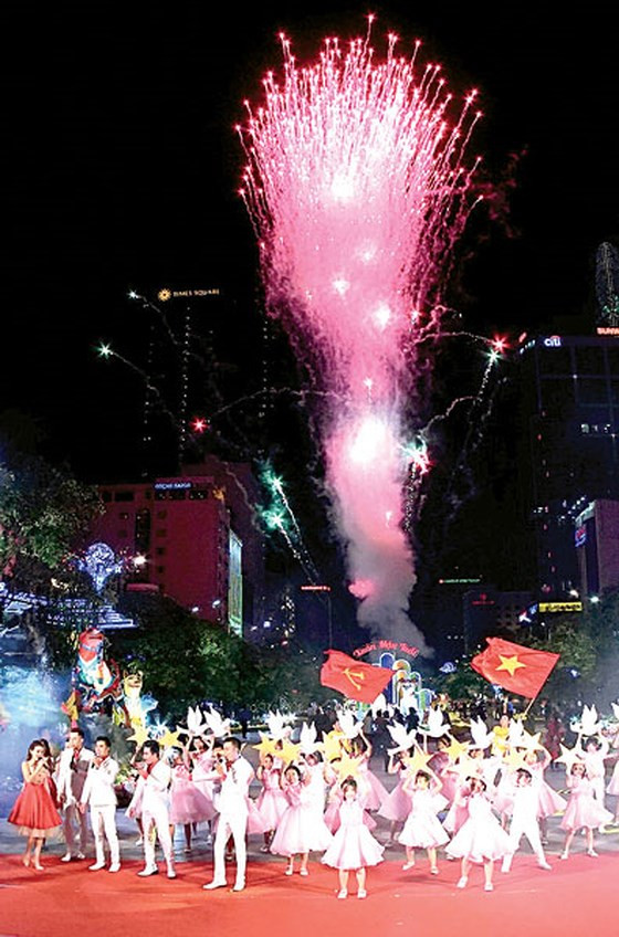  Một tiết mục văn nghệ trong đêm khai mạc Đường hoa Nguyễn Huệ
