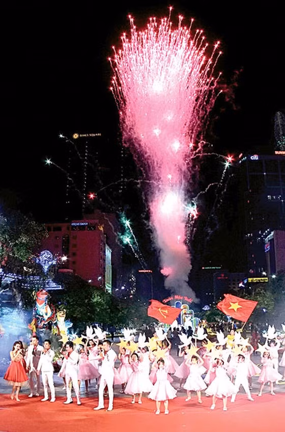  Một tiết mục văn nghệ trong đêm khai mạc Đường hoa Nguyễn Huệ