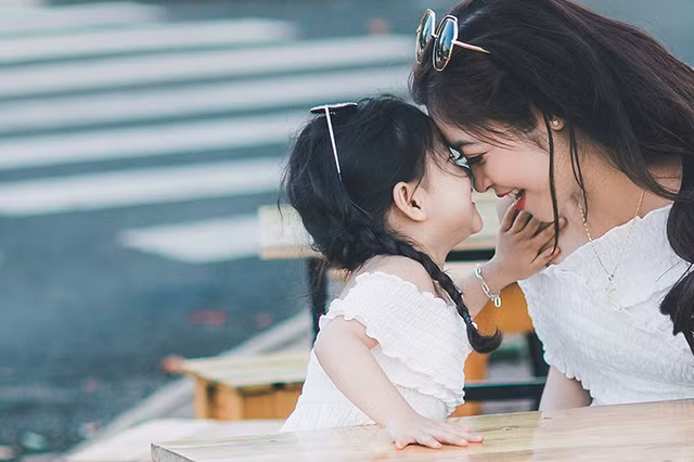 Ngoài ra, hai mẹ con xinh đẹp còn thường được mời làm người mẫu chụp ảnh vì diễn xuất trước ống kính rất tốt.