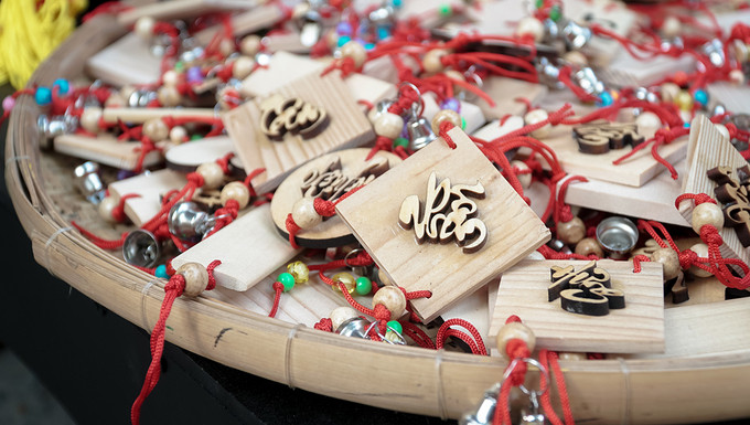 Nhiều món đồ trang trí Tết như móc khoá, dây treo, mai đào giả… cũng được bày bán phổ biến phục vụ người dân. Giá tuỳ theo mỗi món đồ, rẻ nhất là 10.000 đồng.