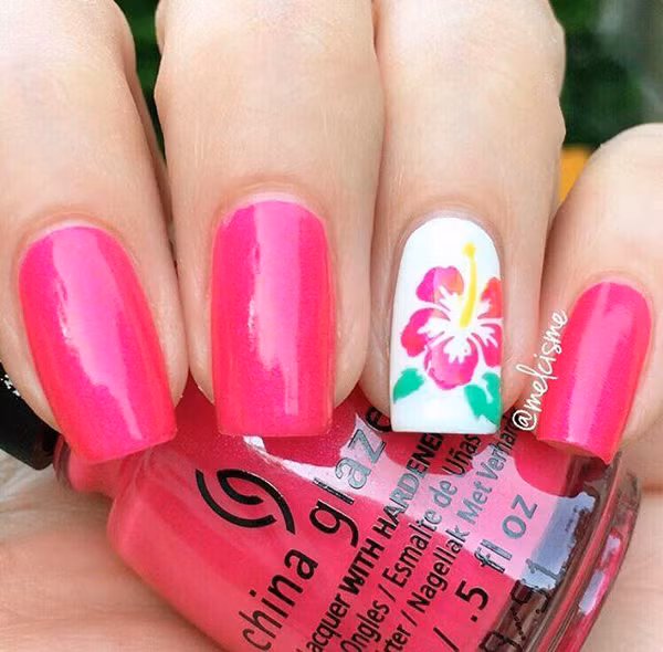 Mẫu móng hồng hot pink rực rỡ có điểm nhấn ở ngón áp út với hoa văn cách điệu.