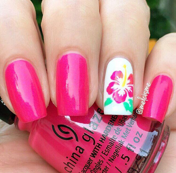 Mẫu móng hồng hot pink rực rỡ có điểm nhấn ở ngón áp út với hoa văn cách điệu.
