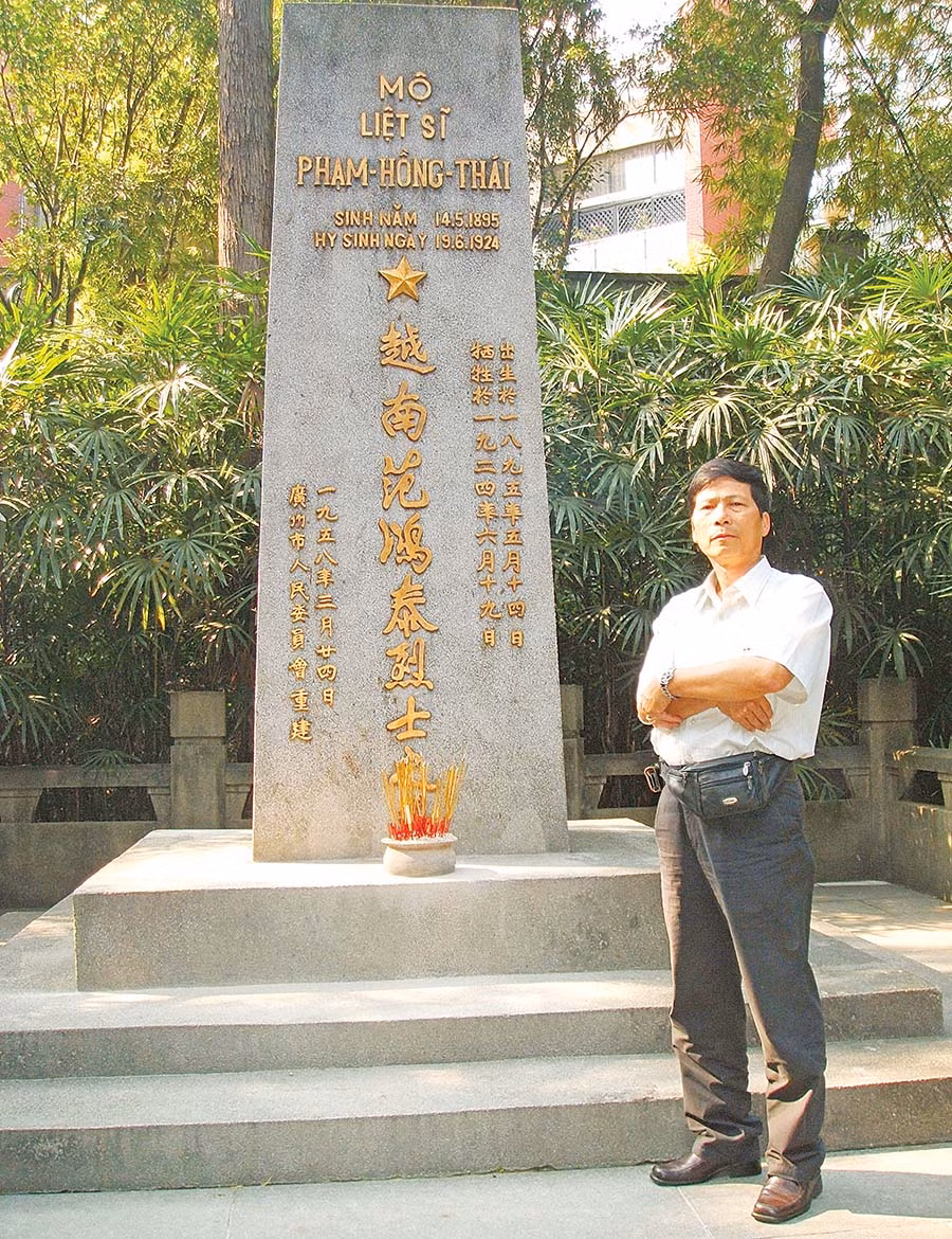  Tác giả trước mộ liệt sĩ Phạm Hồng Thái. Ảnh: Tuy Phước