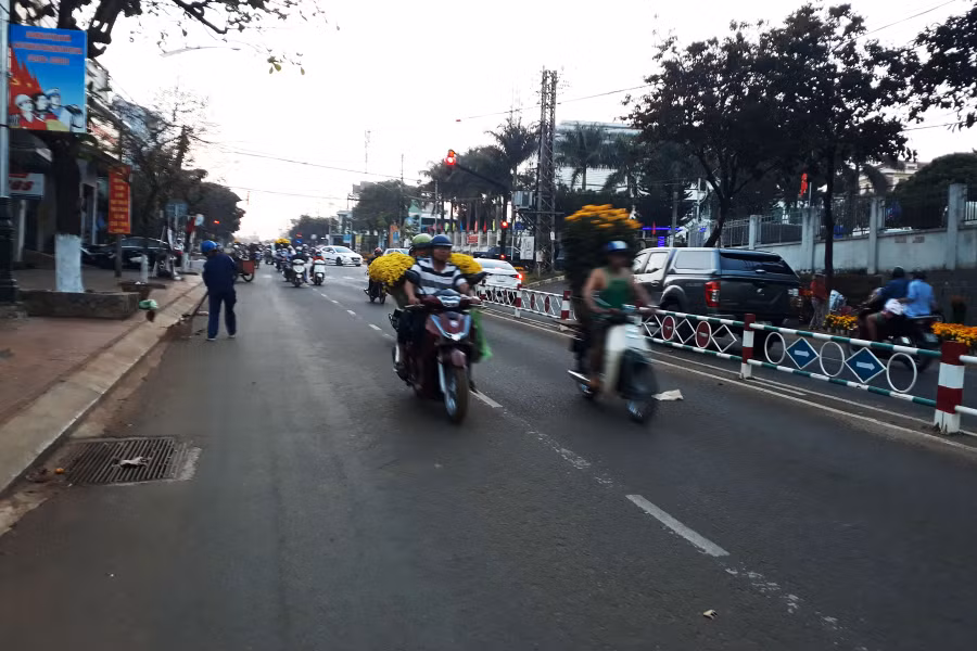 Mọi người đều tranh thủ về nhà cùng người thân đón thời khắc giao thừa thiêng liêng. Ảnh. N.T 