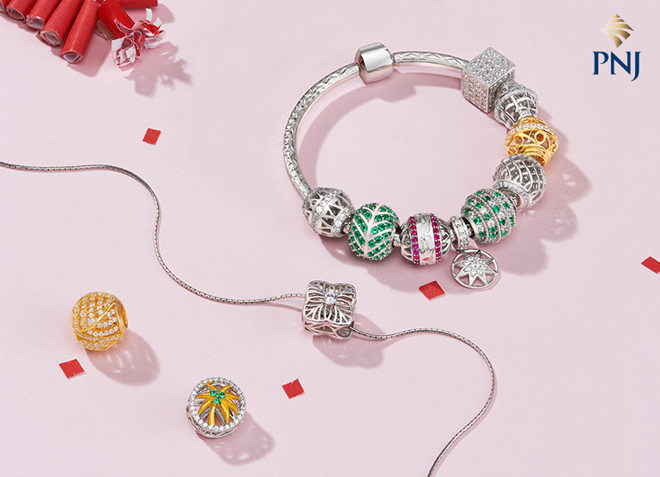  Trang sức hạt charm là một tiết tấu mới mẻ mà PNJ mang đến cho phái đẹp trong năm nay. Các thiết kế trong BST “Tôi yêu Việt Nam” được lấy cảm hứng từ nét văn hóa truyền thống đất nước, chấm phá những họa tiết hiện đại. 