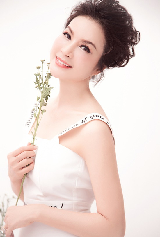Sau nhiều năm vắng bóng trên màn ảnh, người đẹp vừa trở lại với bộ phim 'Tình khúc bạch dương' đang được phát sóng trên khung giờ vàng của VTV. Sau nhiều năm vắng bóng trên màn ảnh, người đẹp vừa trở lại với bộ phim 'Tình khúc bạch dương' đang được phát sóng trên khung giờ vàng của VTV.