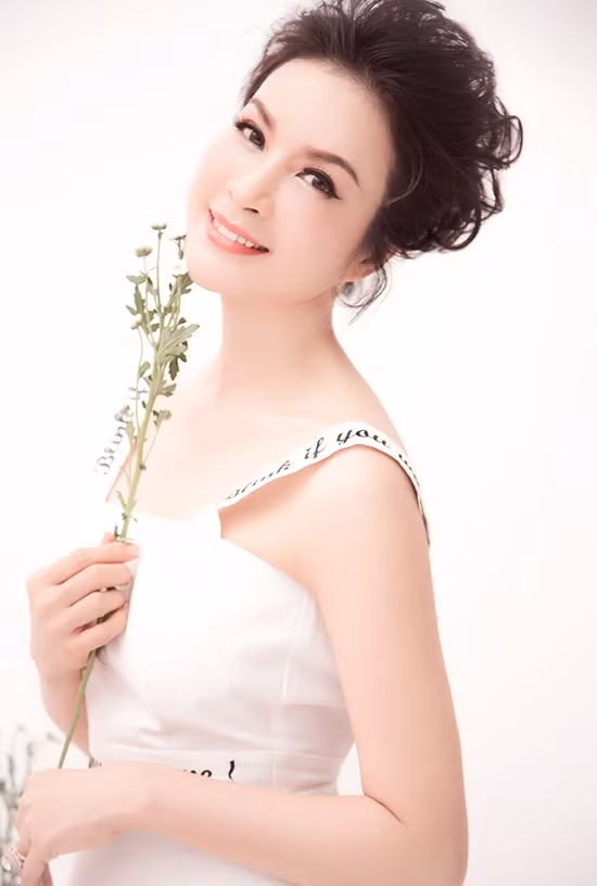 Sau nhiều năm vắng bóng trên màn ảnh, người đẹp vừa trở lại với bộ phim 'Tình khúc bạch dương' đang được phát sóng trên khung giờ vàng của VTV.