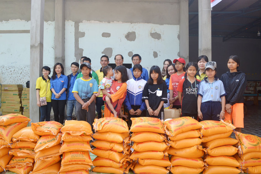 Đoàn viên thanh niên chi đoàn Sở Giao thông-Vận tải và Công ty Taxi Tiên Sa chuẩn bị quà tặng cho các cháu nơi Mái ấm Giuse. Ảnh: Lê Hòa Đoàn viên, thanh niên Chi đoàn Sở Giao thông-Vận tải và Công ty Taxi Tiên Sa chuẩn bị quà tặng cho các cháu nơi Mái ấm Giuse. Ảnh: Lê Hòa