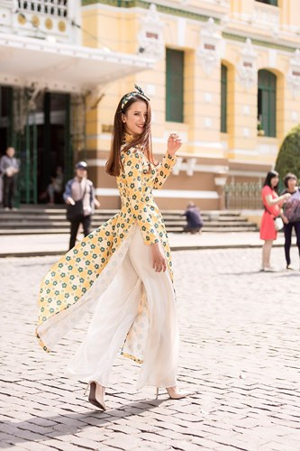 Sự trẻ trung, linh hoạt với tà áo dài truyền thống của Hương Ly gợi nhớ cho khán giả đến vẻ đẹp phồn hoa của Sài Gòn xưa. Sự trẻ trung, linh hoạt với tà áo dài truyền thống của Hương Ly gợi nhớ cho khán giả đến vẻ đẹp phồn hoa của Sài Gòn xưa.