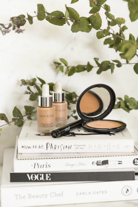 Phụ nữ Pháp chuộng trang điểm tự nhiên với làn da mỏng nhẹ và đôi má ửng hồng.Kem nền Fond de teint Soyeux Light & Silk tạo lớp nền mỏng nhẹ “như lụa”.