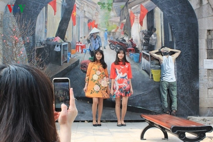  ...và ghi lại những khoảnh khắc đáng nhớ tại con phố đặc biệt này.