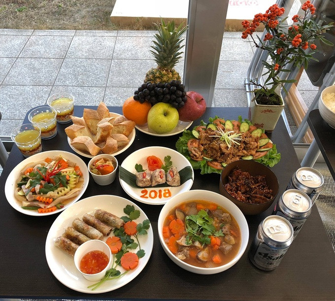  Ngoài gói bánh, các đội còn trổ tài chuẩn bị mâm cỗ đón Tết. Mâm cỗ miền Trung với các món tré, mực rim, tai heo phá lấu, lagu lưỡi bò, ram. 