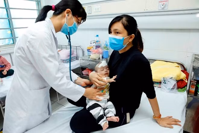 Chăm sóc điều trị cho trẻ mắc bệnh cúm tại Bệnh viện Nhi Trung ương