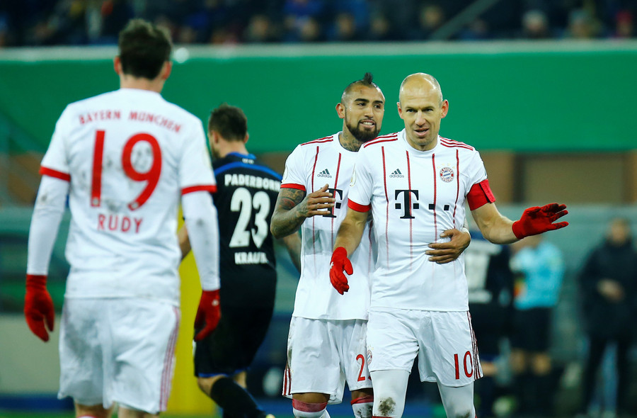 Arjen Robben (phải) tỏa sáng với cú đúp bàn thắng. Ảnh: REUTERS  Arjen Robben (phải) tỏa sáng với cú đúp bàn thắng. Ảnh: REUTERS