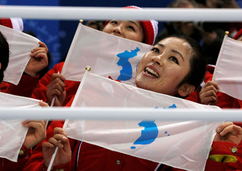 Các cô gái mang theo cờ bán đảo Triều Tiên