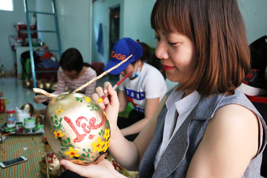 Sản phẩm dừa thư pháp hoàn toàn làm theo phương pháp thủ công. Ảnh: Trần Dung Sản phẩm dừa thư pháp hoàn toàn làm theo phương pháp thủ công. Ảnh: Trần Dung