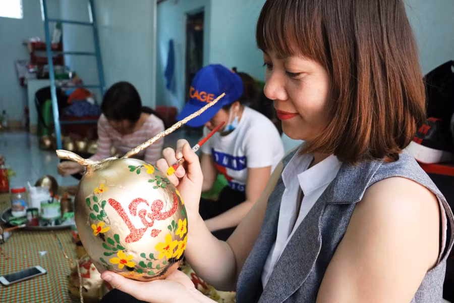 Sản phẩm dừa thư pháp hoàn toàn làm theo phương pháp thủ công. Ảnh: Trần Dung Sản phẩm dừa thư pháp hoàn toàn làm theo phương pháp thủ công. Ảnh: Trần Dung